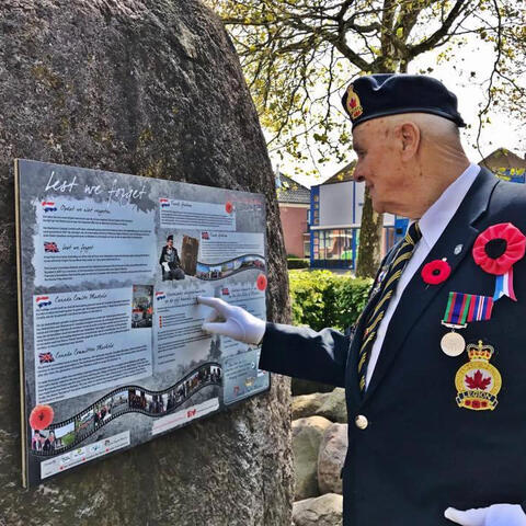 Veteran Burt Reynolds
at the Frank Graham Memorial plaque in the Nethe